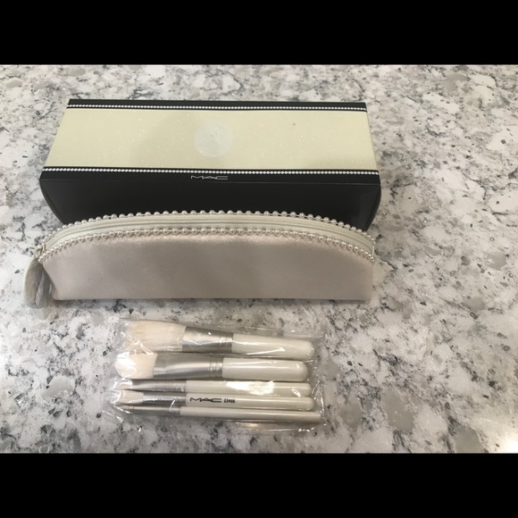 MAC Keepsakes brush set white pearl New in Box - Picture 3 of 7